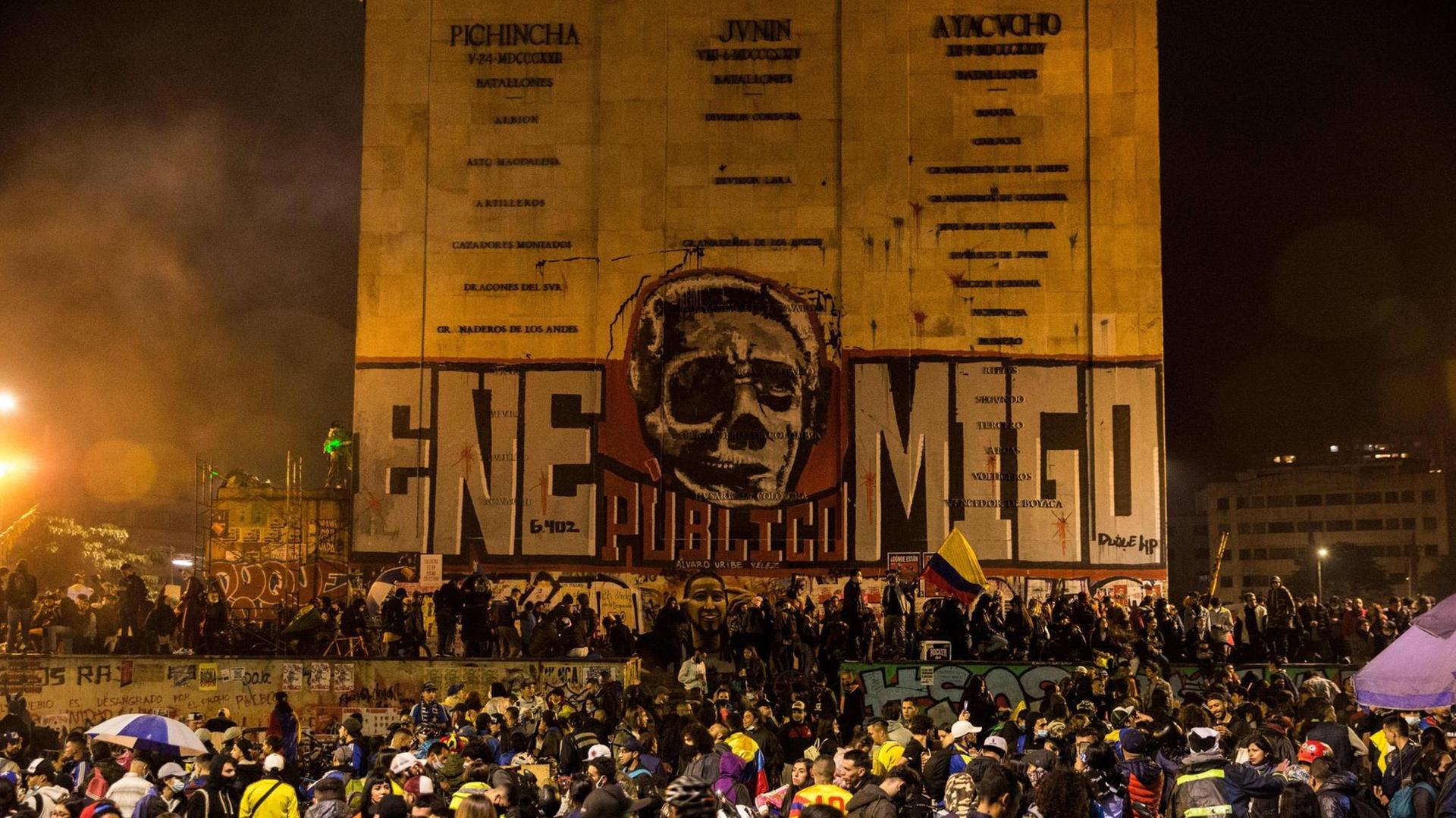 In der kolumbianischen Stadt Bogoto Cundinamarca wurde zum Protest ein Denkmal bemalt. Es zeigt das Gesicht des Ex-Präsidenten Alvaro Uribe, das sich in einen Totenschädel verwandelt und daneben steht "Volksfeind" geschrieben. In der kolumbianischen Stadt Bogoto Cundinamarca wurde zum Protest ein Denkmal bemalt. Es zeigt das Gesicht des Ex-Präsidenten Alvaro Uribe, das sich in einen Totenschädel verwandelt und daneben steht "Volksfeind" geschrieben.