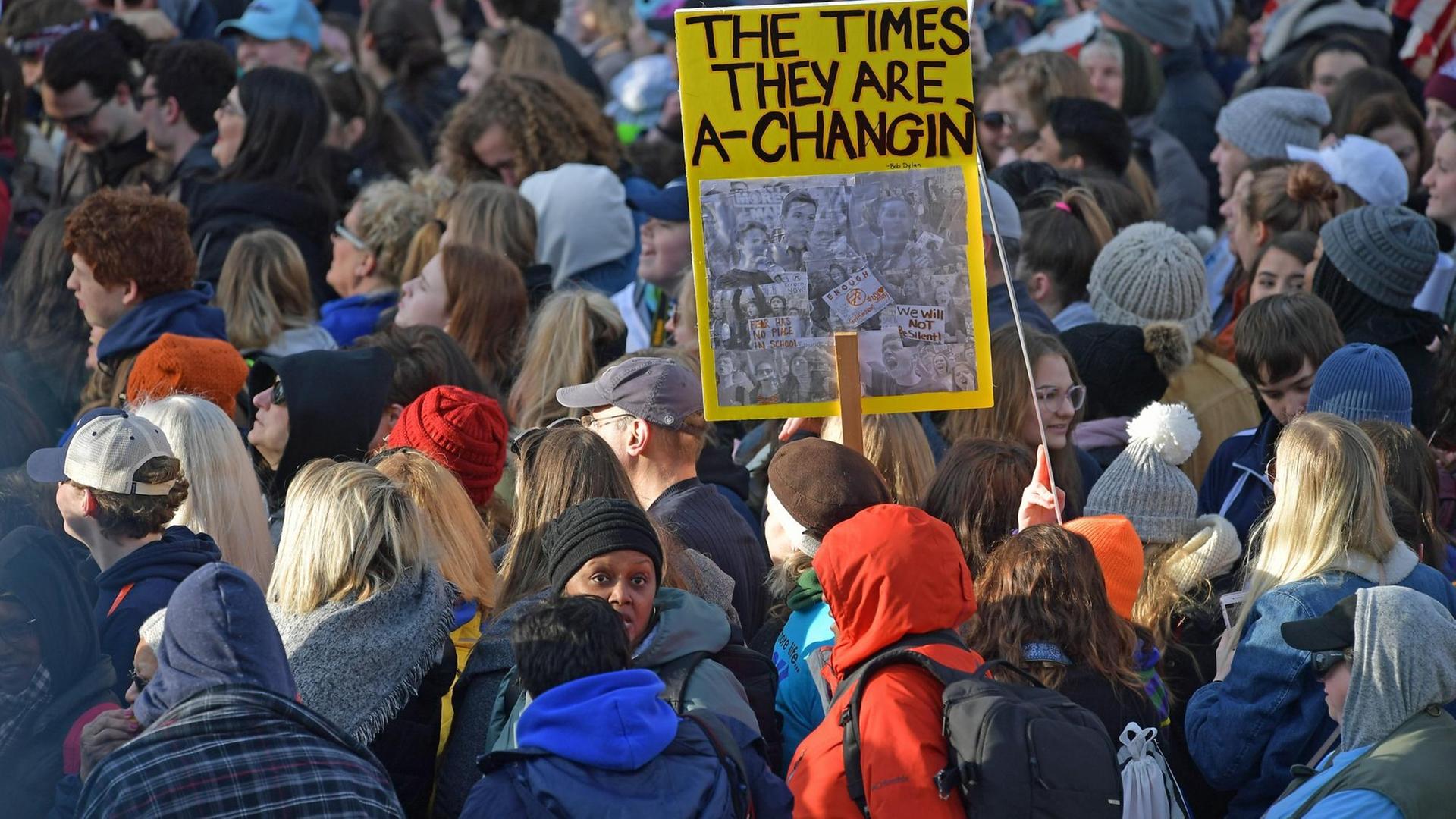 People arrive early for the March For Our Lives rally against gun violence in Washington, DC on March 24, 2018. / AFP PHOTO / MANDEL NGAN People arrive early for the March For Our Lives rally against gun violence in Washington, DC on March 24, 2018. / AFP PHOTO / MANDEL NGAN