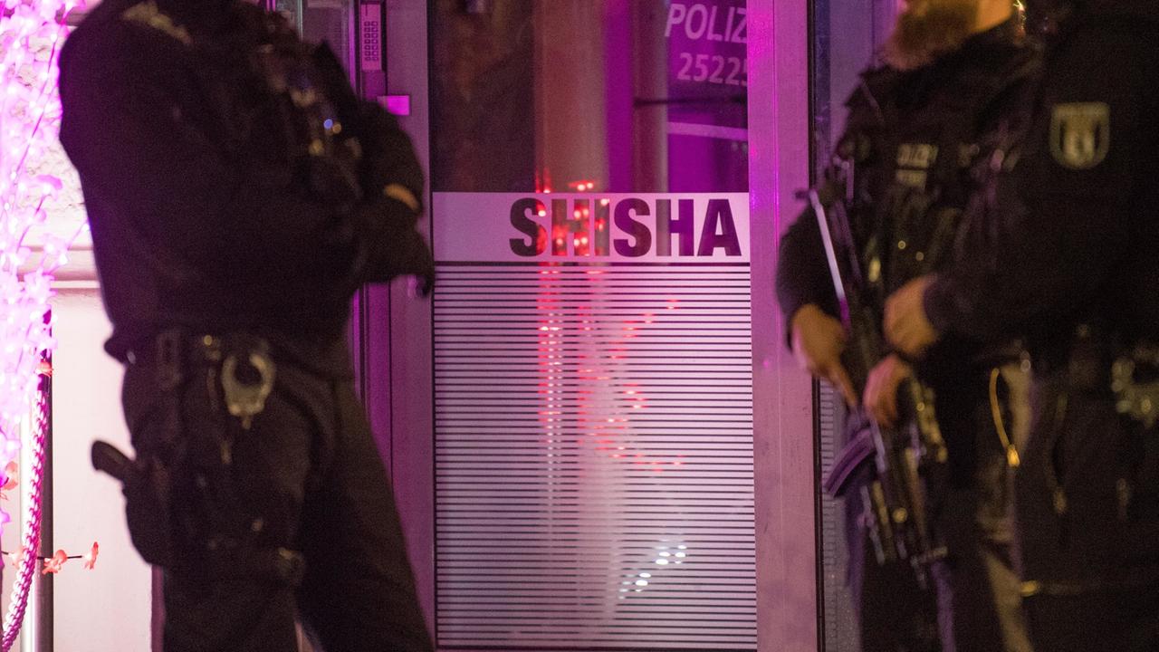 Beamte von Polizei und Zoll führen am 16.04.2019 in einer Shisha-Bar auf dem Kurfürstendamm in Berlin eine Polizeikontrolle durch.