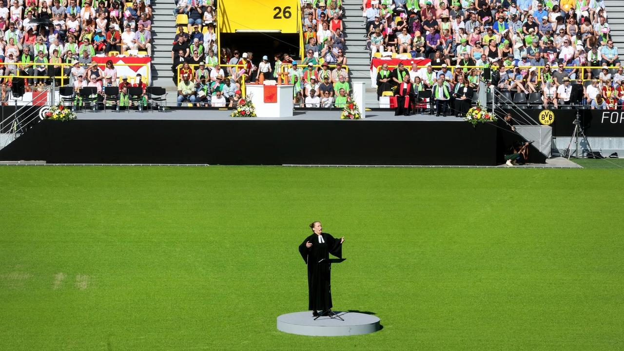 Pastorin Sandra Bils aus Hannover spricht beim Abschlussgottesdienst beim 37. Deutschen Evangelischen Kirchentag in Dortmund die Predigt. Pastorin Sandra Bils aus Hannover spricht beim Abschlussgottesdienst beim 37. Deutschen Evangelischen Kirchentag in Dortmund die Predigt.