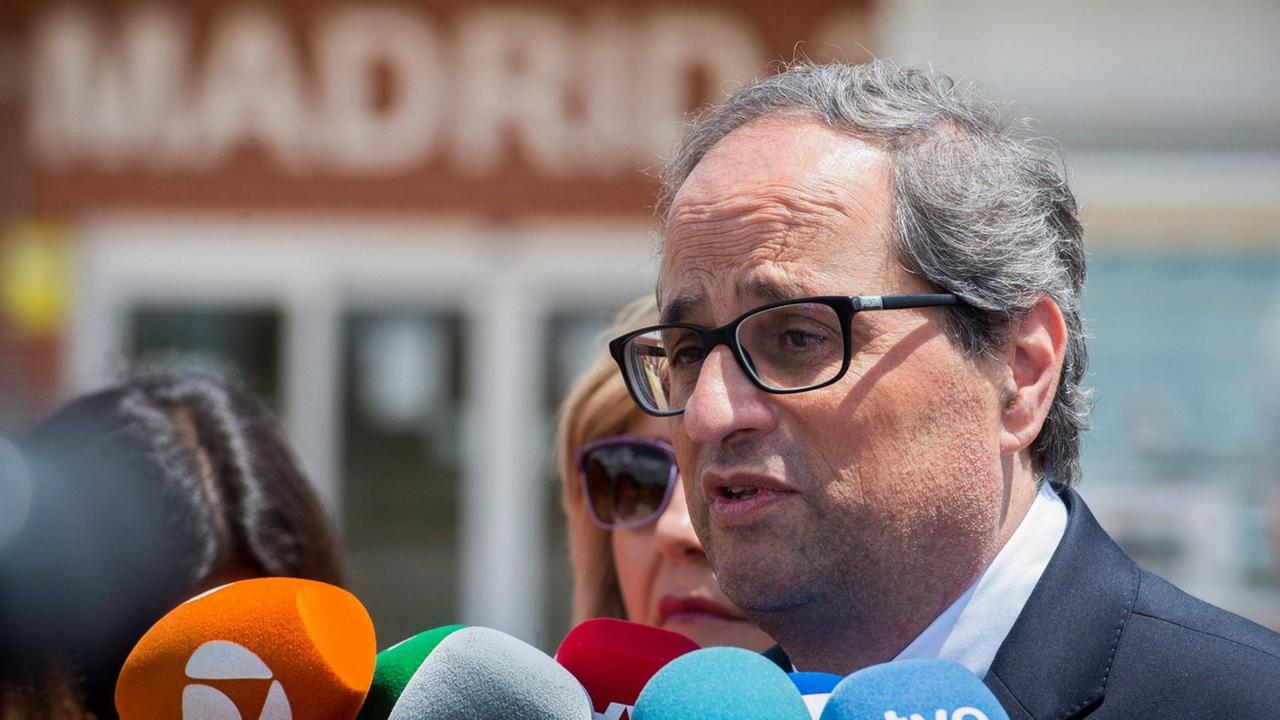 Torra spricht in Mikrophone. Torra spricht in Mikrophone.