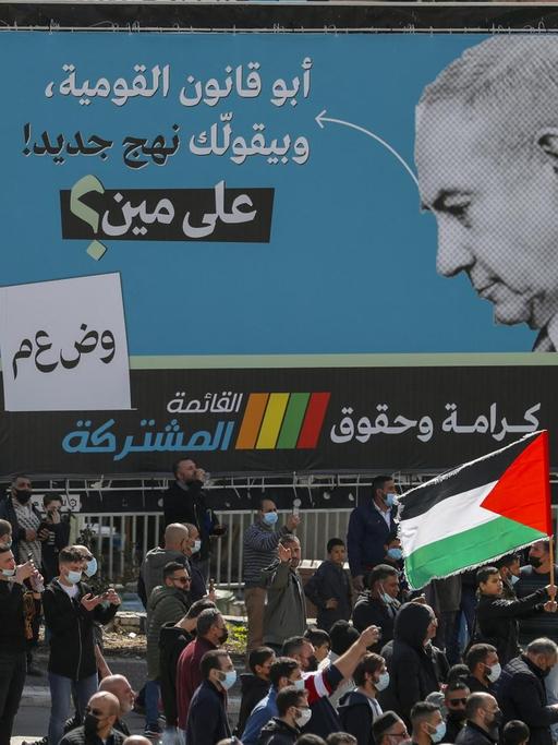 Eine Demonstration in der arabisch-israelischen Stadt Umm Al-Fahm Auf einem Plakat im Hintergrund Benjamin Netanjahu.
