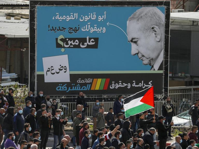 Eine Demonstration in der arabisch-israelischen Stadt Umm Al-Fahm Auf einem Plakat im Hintergrund Benjamin Netanjahu.