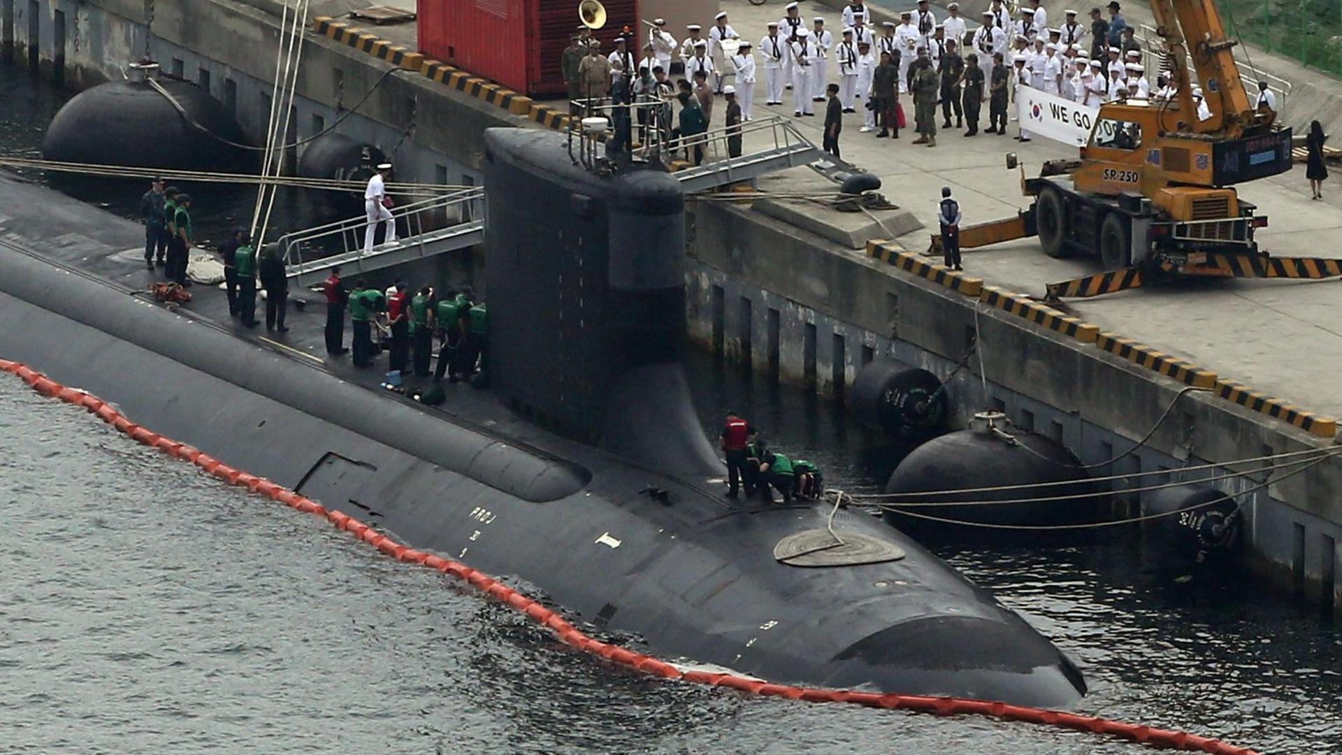 Ein Atom-U-Boot liegt aufgetaucht in einer Marinebasis