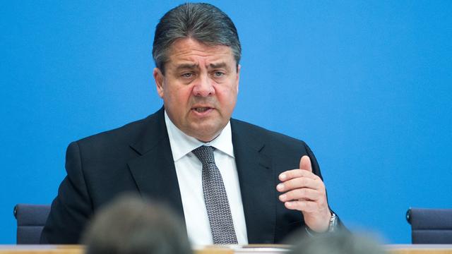 Bundeswirtschaftsminister Sigmar Gabriel (SPD) stellt die Konjunkturprognose für 2015 vor.