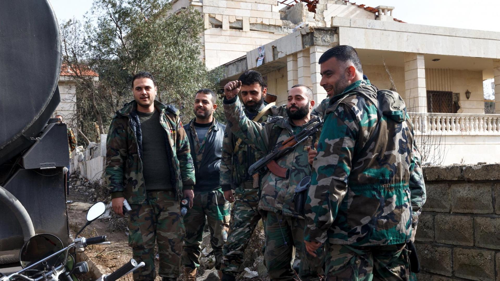 Zwei schiitische Dörfer in Syrien, die von Rebellen belagert waren, wurden von Regierungstruppen befreit. Zwei schiitische Dörfer in Syrien, die von Rebellen belagert waren, wurden von Regierungstruppen befreit.