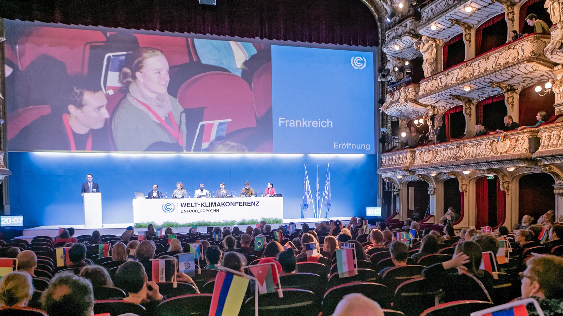 Die Umweltexperten Florian Rauser, Satya Bhowmik, Schirin Fahti, Kenneth Gbandi, Sabine Hain, Bernd Hezel und Ana Soliz Landivar Stange (von links nach rechts) in Hamburg auf der Fotoprobe von "Welt-Klimakonferenz". Die Umweltexperten Florian Rauser, Satya Bhowmik, Schirin Fahti, Kenneth Gbandi, Sabine Hain, Bernd Hezel und Ana Soliz Landivar Stange (von links nach rechts) in Hamburg auf der Fotoprobe von "Welt-Klimakonferenz".