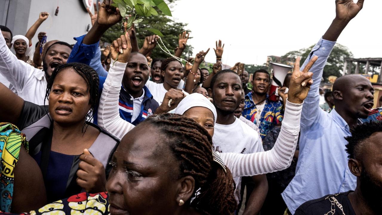 Regierungsgegner demonstrieren in der kongolesischen Stadt Kinshasa gegen Präsident Kabila.