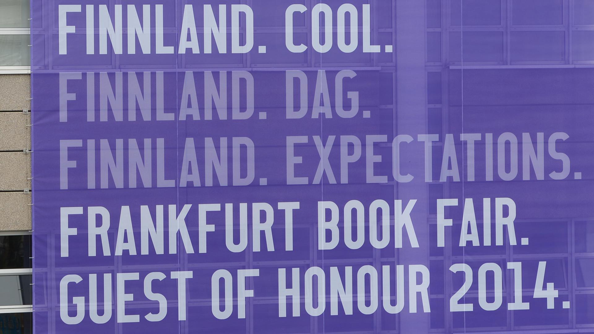 Ein Großplakat macht auf einer Halle der Buchmesse in Frankfurt am Main (Hessen) auf das Gastland Finnland aufmerksam. Ein Großplakat macht auf einer Halle der Buchmesse in Frankfurt am Main (Hessen) auf das Gastland Finnland aufmerksam.