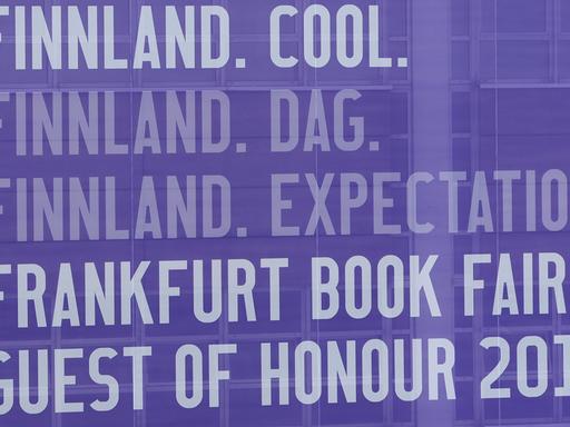 Ein Großplakat macht auf einer Halle der Buchmesse in Frankfurt am Main (Hessen) auf das Gastland Finnland aufmerksam.