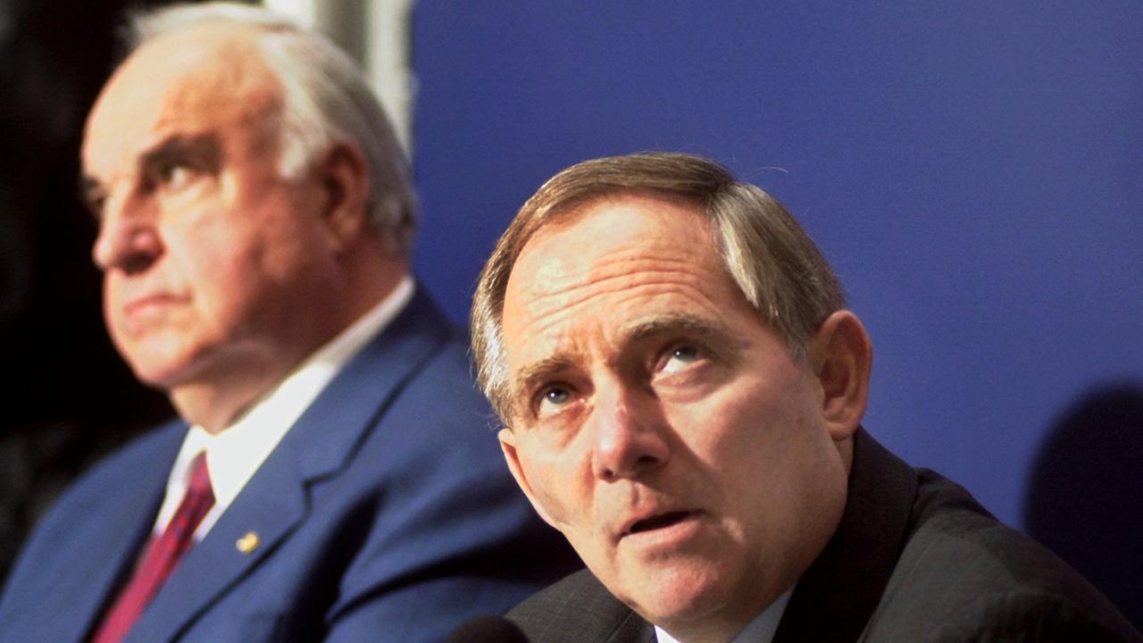 Der CDU-Vorsitzende Wolfgang Schäuble (r.) schaut am 30.11.1999 während einer gemeinsamen Pressekonferenz mit dem früheren Bundeskanzler Helmut Kohl in der Berliner CDU-Zentrale an die Decke. 