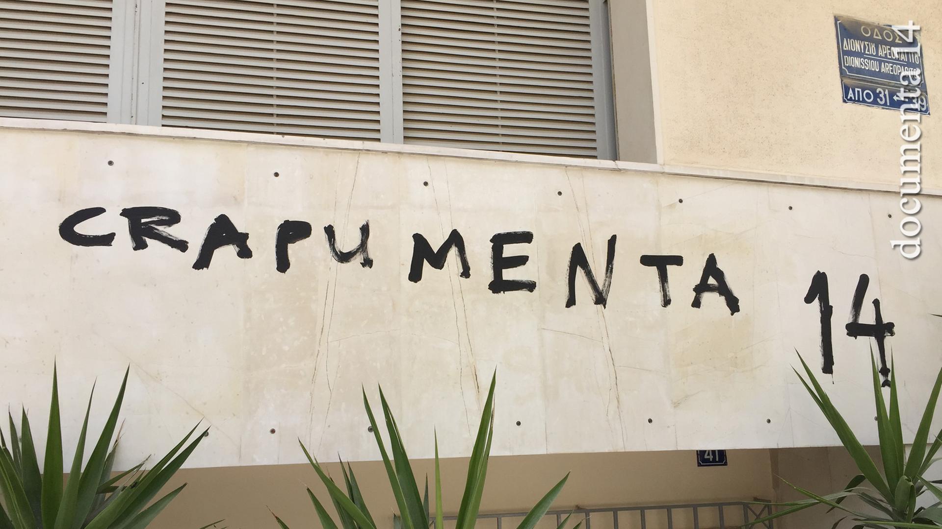 "Crapumenta 14" steht mit schwarzer Farbe auf eine Mauer geschrieben. "Crapumenta 14" steht mit schwarzer Farbe auf eine Mauer geschrieben.