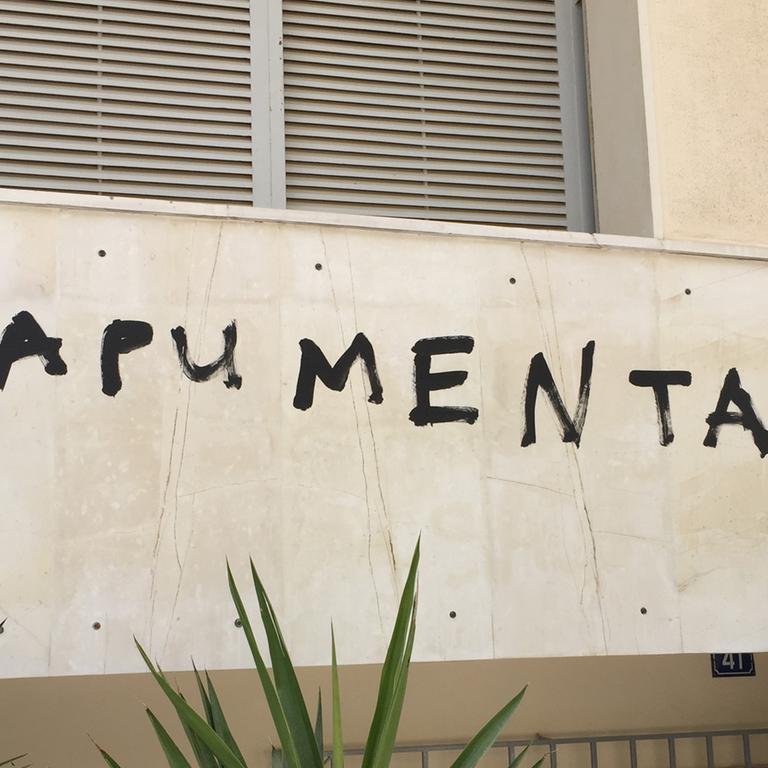 "Crapumenta 14" steht mit schwarzer Farbe auf eine Mauer geschrieben.