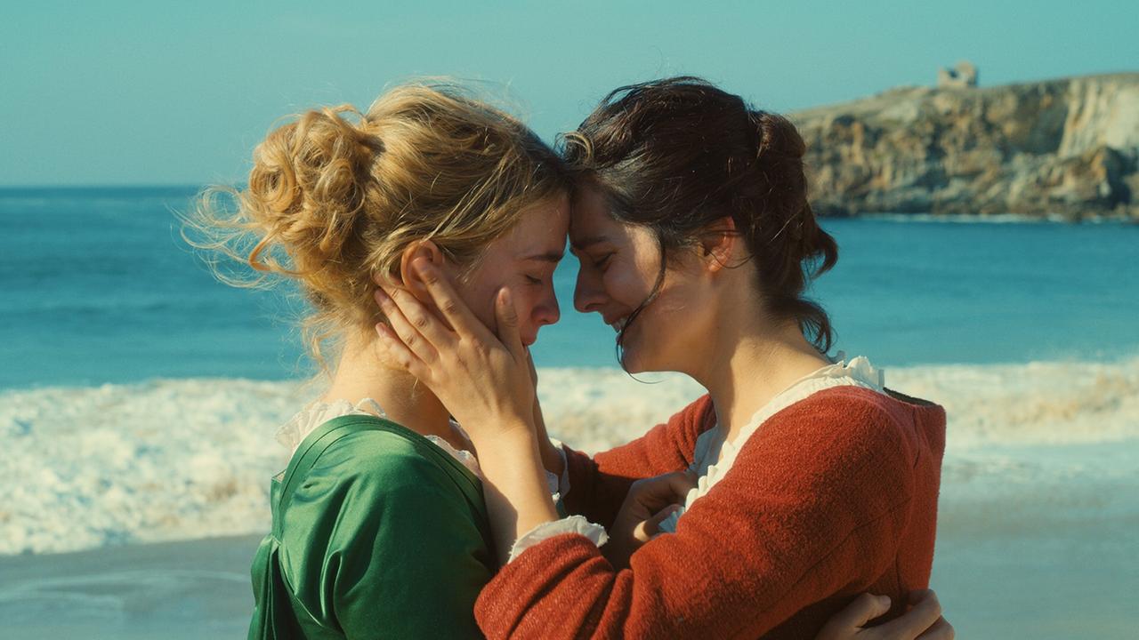 Zwei Frauen umarmen sich am Strand (Szene aus "Porträt einer jungen Frau in Flammen") Zwei Frauen umarmen sich am Strand (Szene aus "Porträt einer jungen Frau in Flammen")