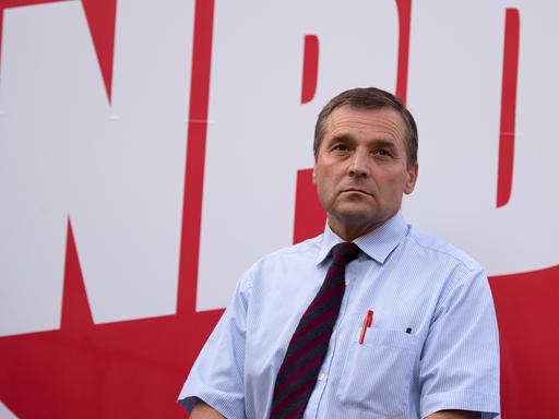 Udo Pastörs, NPD, steht am 17.06.2014 während einer NPD Kundgebung vor dem Haus der Presse in Dresden (Sachsen) vor einem Logo seiner Partei.