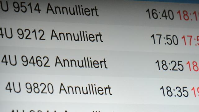 Die Anzeigetafel zeigt im Flughafen Düsseldorf: Zahlreiche Germanwings-Flüge wurden annuliert