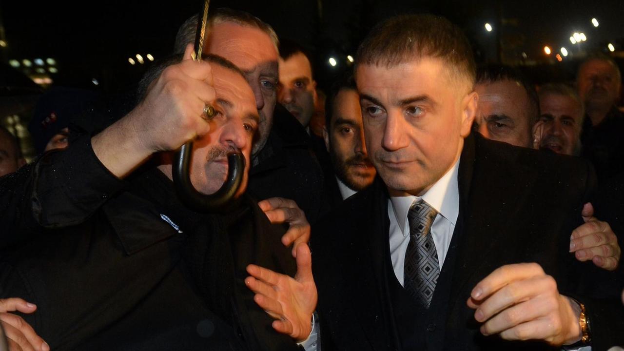 Sedat Peker bei seiner Entlassung 2014 aus dem Silivri-Gefängnis in Istanbul. Sedat Peker bei seiner Entlassung 2014 aus dem Silivri-Gefängnis in Istanbul.