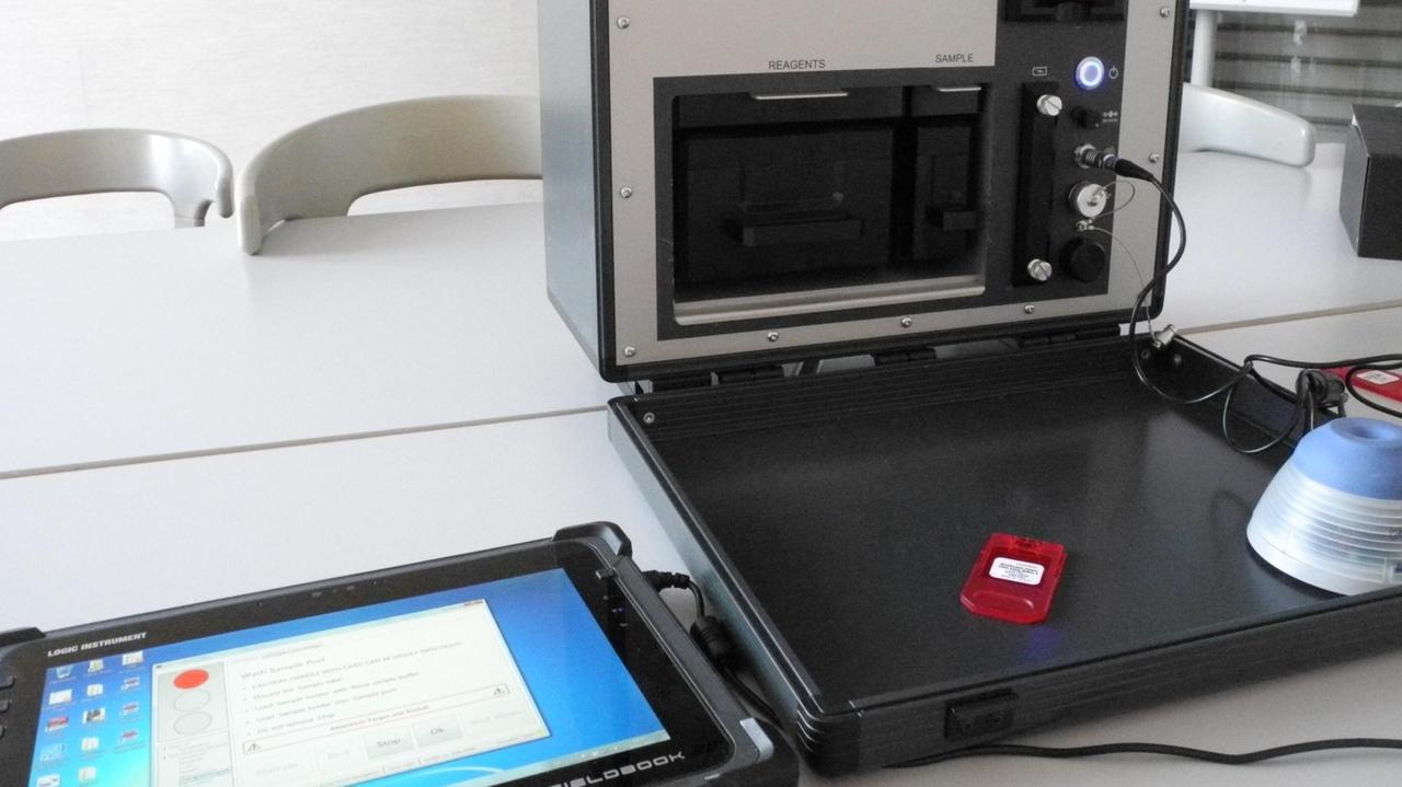 Der Biowaffendetektor PBDI, die Proben-Auswertung ist auf dem Tablett Display zu sehen. Der Biowaffendetektor PBDI, die Proben-Auswertung ist auf dem Tablett Display zu sehen.