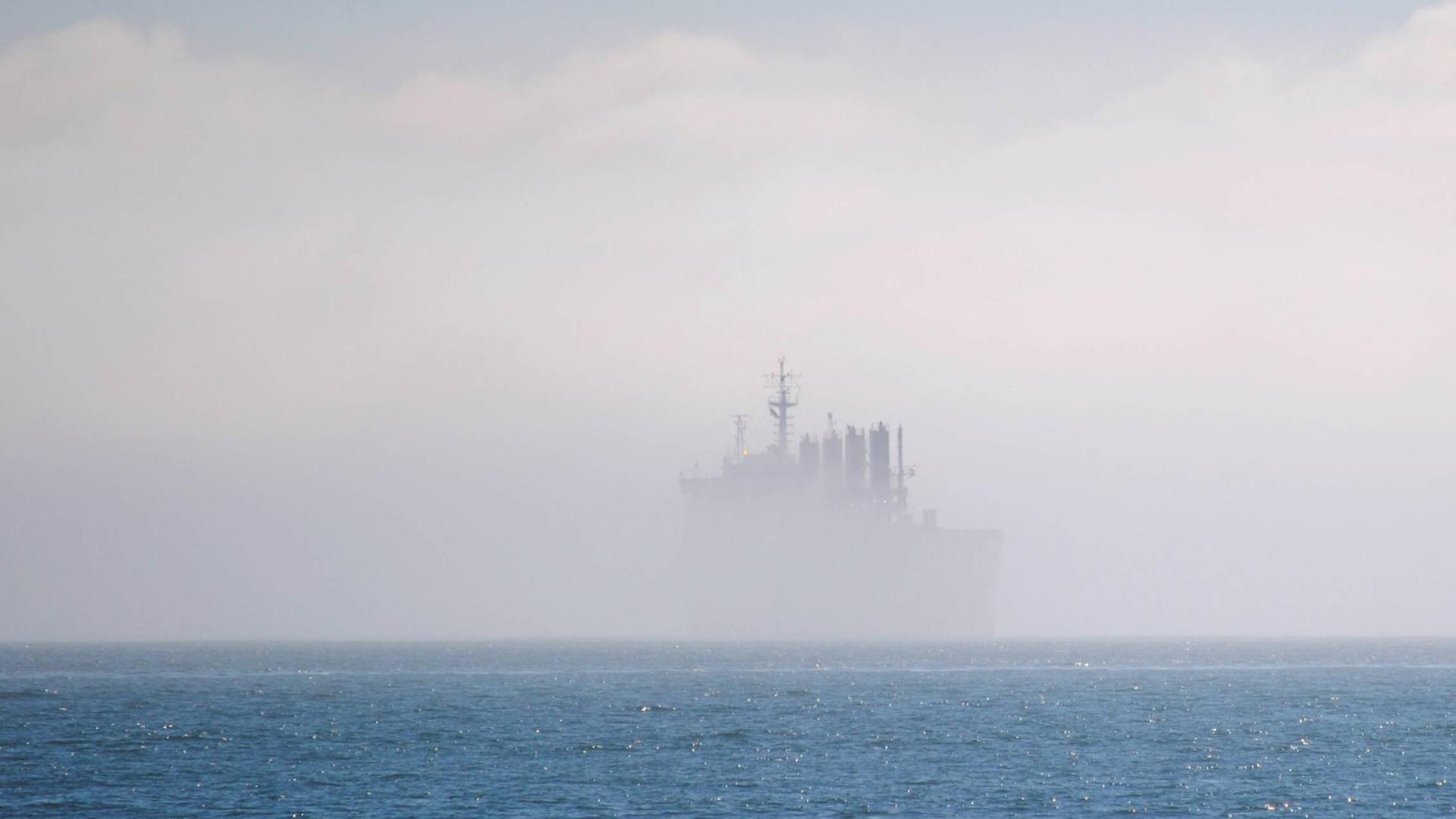 Ermittlungen auf hoher See: Privatdetektiv Livingston reist inkognito auf der "Oceania". Ermittlungen auf hoher See: Privatdetektiv Livingston reist inkognito auf der "Oceania".