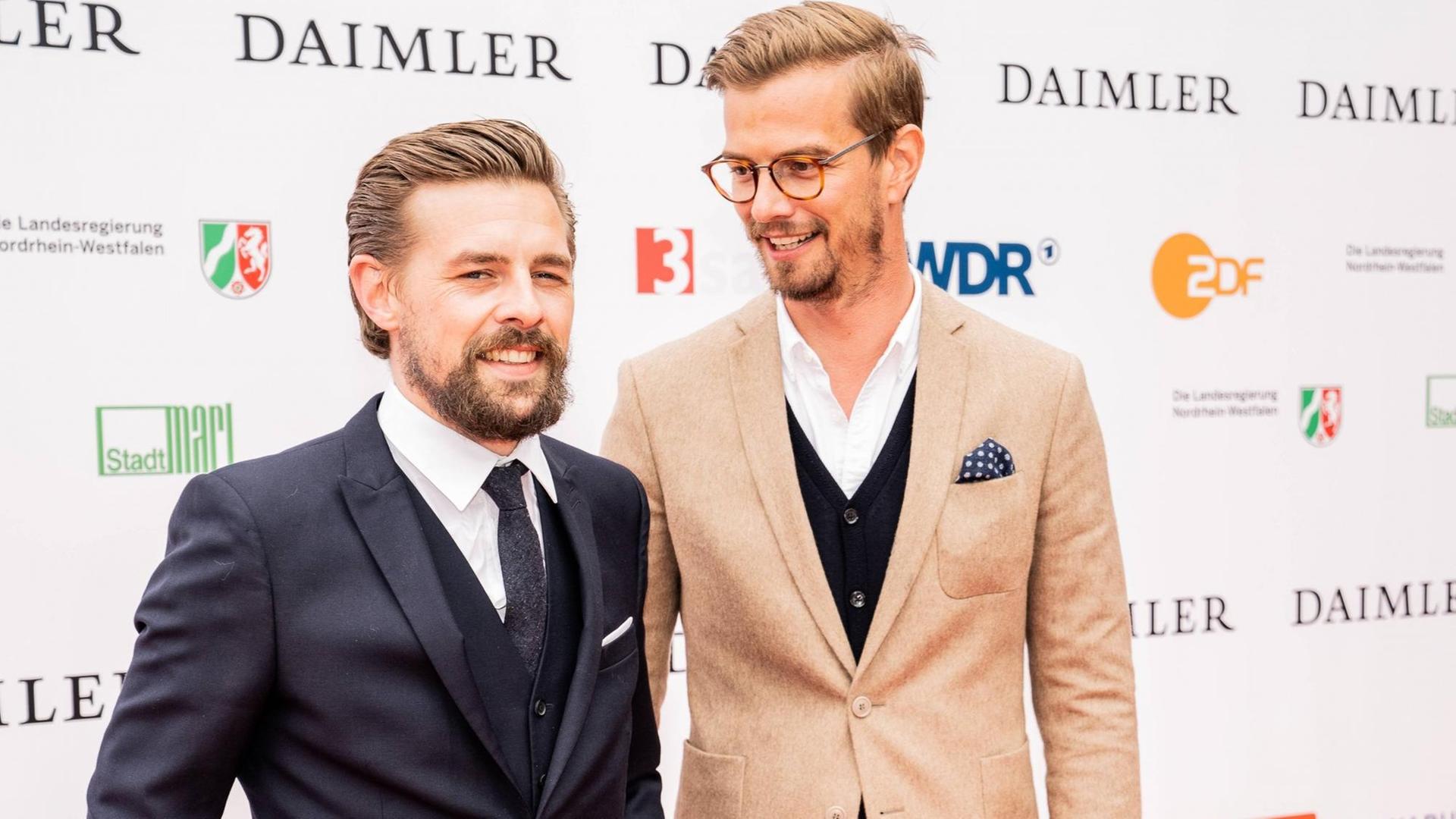 Klaas Heufer-Umlauf und Joko Winterscheidt bei einer Preisverleihung 2018. Klaas Heufer-Umlauf und Joko Winterscheidt bei einer Preisverleihung 2018.