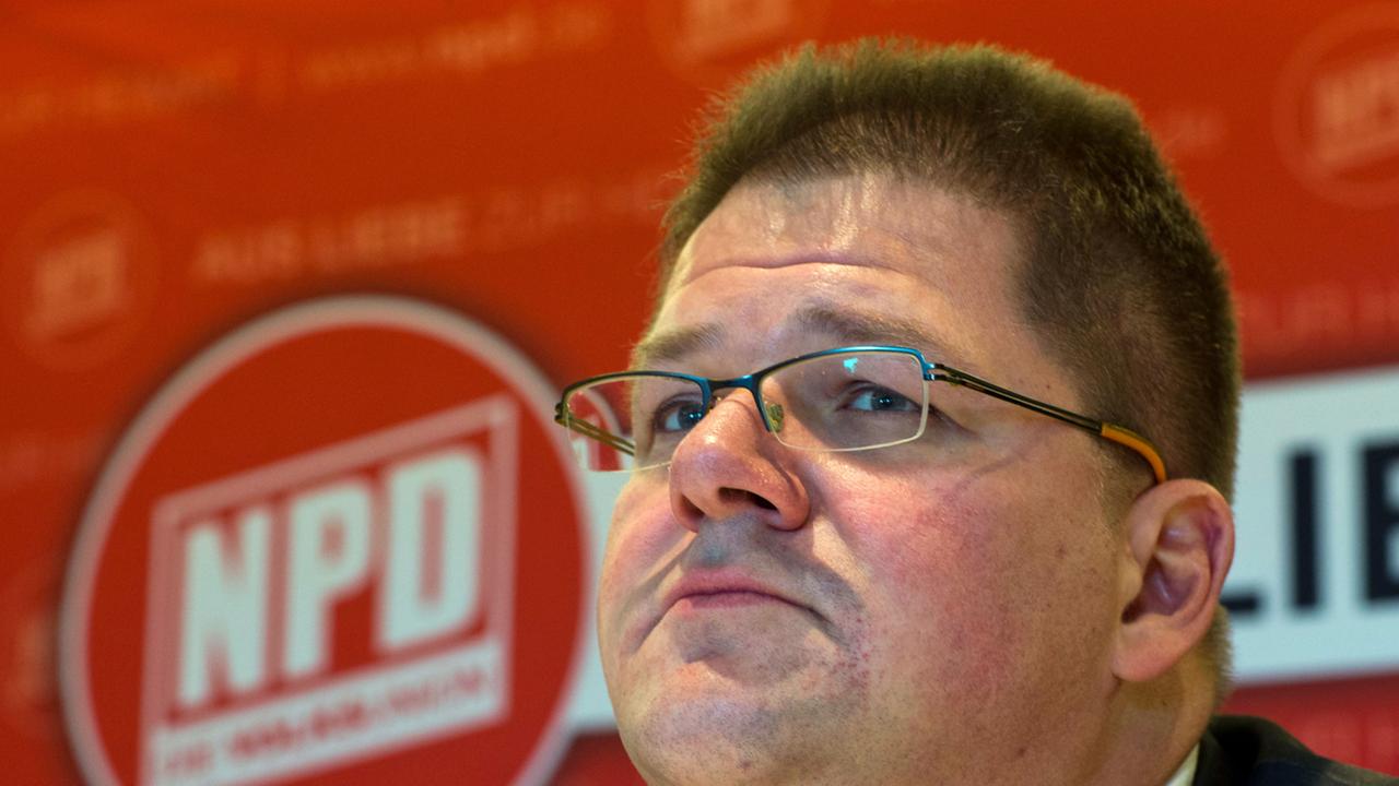 Der Bundesvorsitzende der NPD, Holger Apfel, am 05.12.2012 in Pampow (Mecklenburg-Vorpommern) während einer Pressekonferenz der Partei. Foto: Jens Büttner Der Bundesvorsitzende der NPD, Holger Apfel, am 05.12.2012 in Pampow (Mecklenburg-Vorpommern) während einer Pressekonferenz der Partei. Foto: Jens Büttner