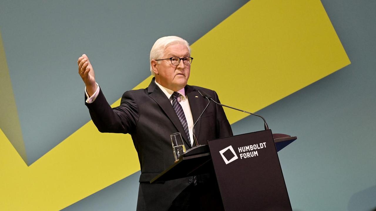 Frank-Walter Steinmeier steht an einem Rednerpult auf einer Bühne, spricht und gestikuliert dabei mit seinem rechten Arm. Frank-Walter Steinmeier steht an einem Rednerpult auf einer Bühne, spricht und gestikuliert dabei mit seinem rechten Arm.