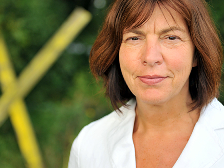 Die Fraktionschefin der Grünen im Europaparlament, Rebecca Harms, steht neben einen gelben Holzkreuz im niedersächsischen Dickfeitzen (Landkreis Lüchow - Dannenberg). Die Fraktionschefin der Grünen im Europaparlament, Rebecca Harms, steht neben einen gelben Holzkreuz im niedersächsischen Dickfeitzen (Landkreis Lüchow - Dannenberg).