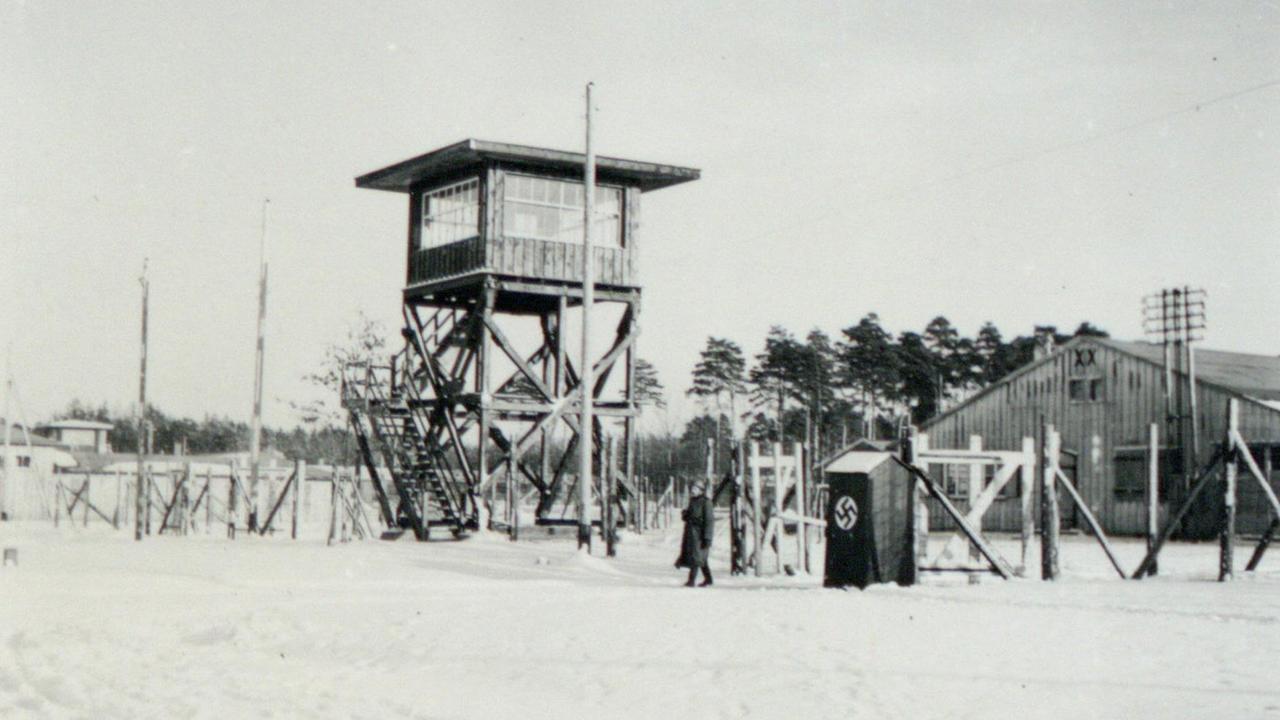Ein Wachturm hinter einem Stacheldrahtzaun am Haupteingang zum Kriegsgefangenenlager Stalag XIII A in Nürnberg-Langwasser im Winter 1939/40. Ein Wachturm hinter einem Stacheldrahtzaun am Haupteingang zum Kriegsgefangenenlager Stalag XIII A in Nürnberg-Langwasser im Winter 1939/40.