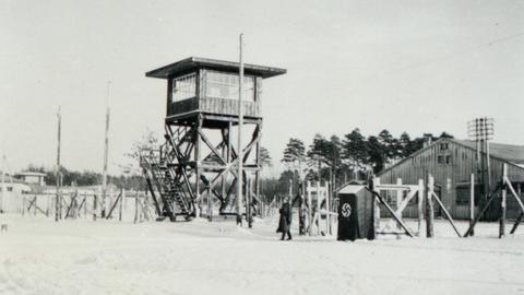 Ein Wachturm hinter einem Stacheldrahtzaun am Haupteingang zum Kriegsgefangenenlager Stalag XIII A in Nürnberg-Langwasser im Winter 1939/40.