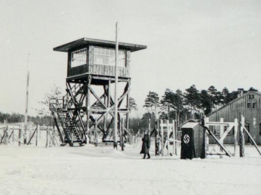 Ein Wachturm hinter einem Stacheldrahtzaun am Haupteingang zum Kriegsgefangenenlager Stalag XIII A in Nürnberg-Langwasser im Winter 1939/40.