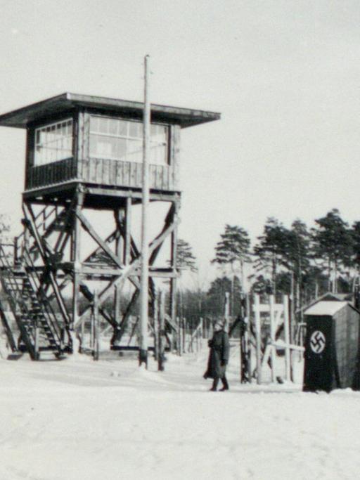Ein Wachturm hinter einem Stacheldrahtzaun am Haupteingang zum Kriegsgefangenenlager Stalag XIII A in Nürnberg-Langwasser im Winter 1939/40.