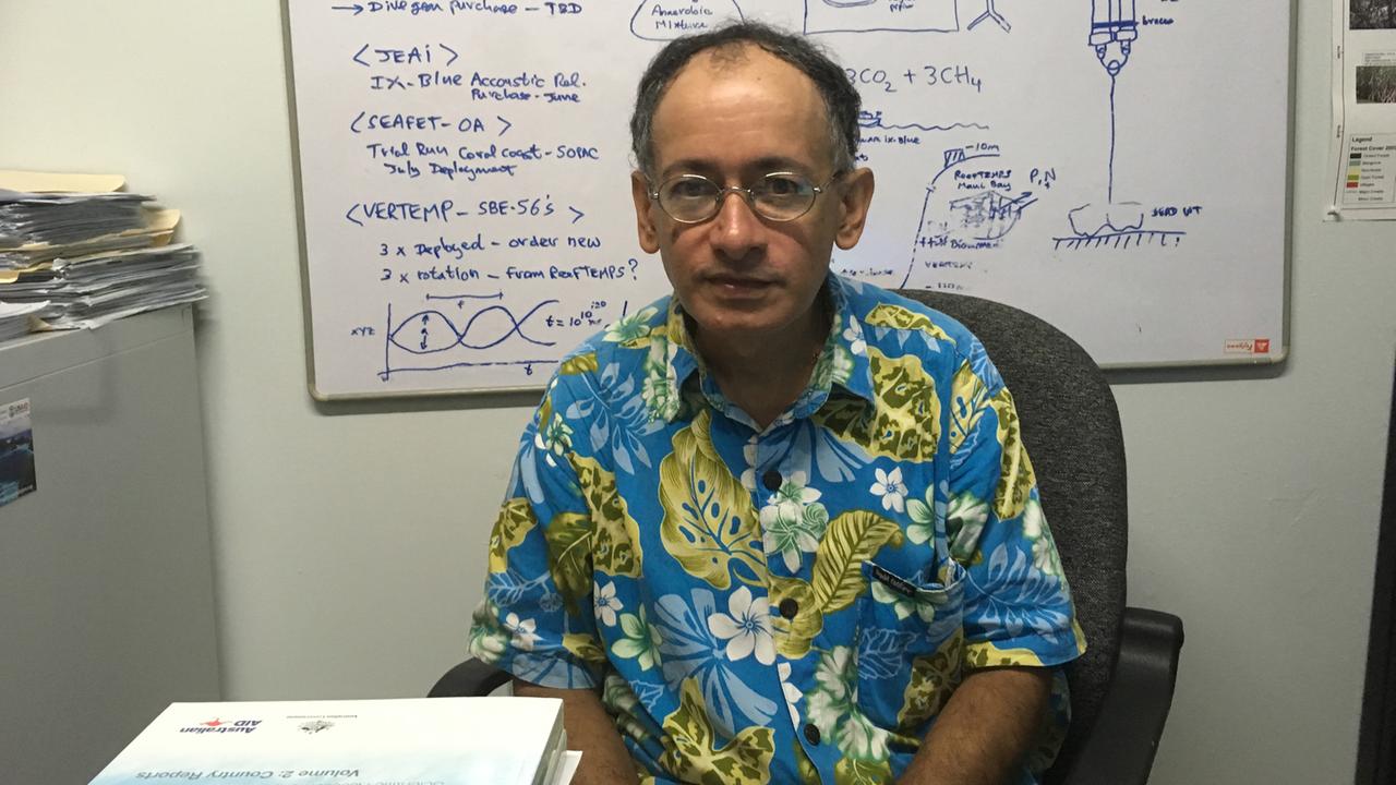 Der fidschianische Klimawissenschaftler Antoine de Ramon N'Yeurt sitzt in seinem Büro vor einer Tafel mit Formeln und Zeichnungen von chemischen Prozessen. Der fidschianische Klimawissenschaftler Antoine de Ramon N'Yeurt sitzt in seinem Büro vor einer Tafel mit Formeln und Zeichnungen von chemischen Prozessen.