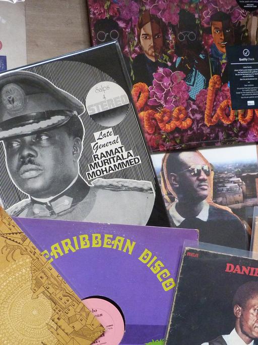Eine Auswahl von raren Platten, die in der Weltmusik präsentiert werden.