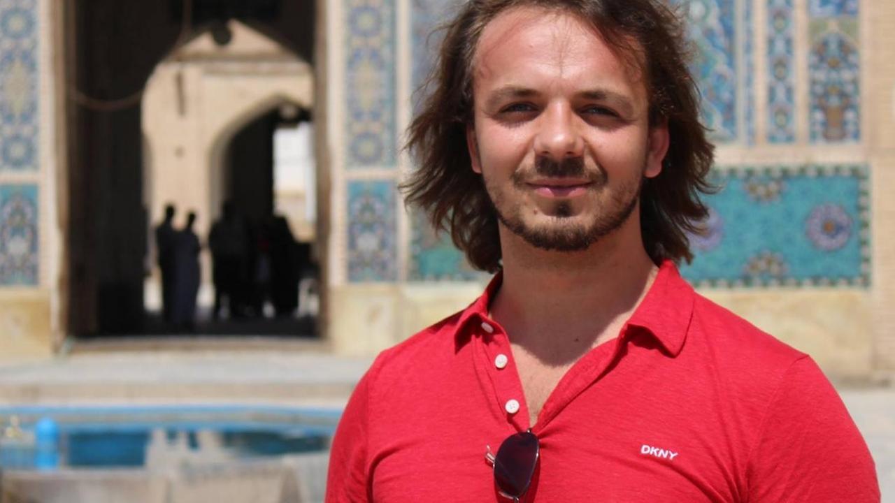 Orhan Elmaz vor einem islamischen Gebäude. Orhan Elmaz vor einem islamischen Gebäude.