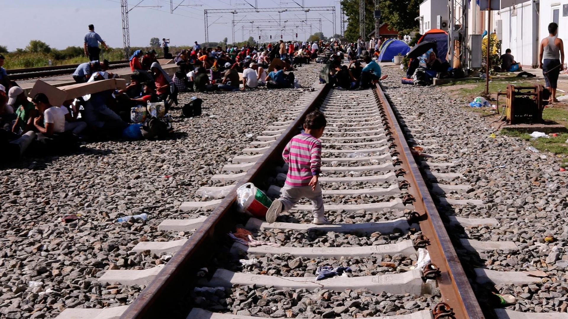Flüchtlinge warten in Kroatien hinter der Grenze zu Serbien.