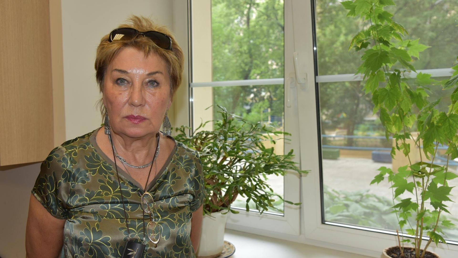 Die russische Menschenrechtlerin Ella Poljakowa, aufgenommen am 26.06.2015 in Moskau, wird mit dem Hessischen Friedenspreis geehrt. Die russische Menschenrechtlerin Ella Poljakowa, aufgenommen am 26.06.2015 in Moskau, wird mit dem Hessischen Friedenspreis geehrt.