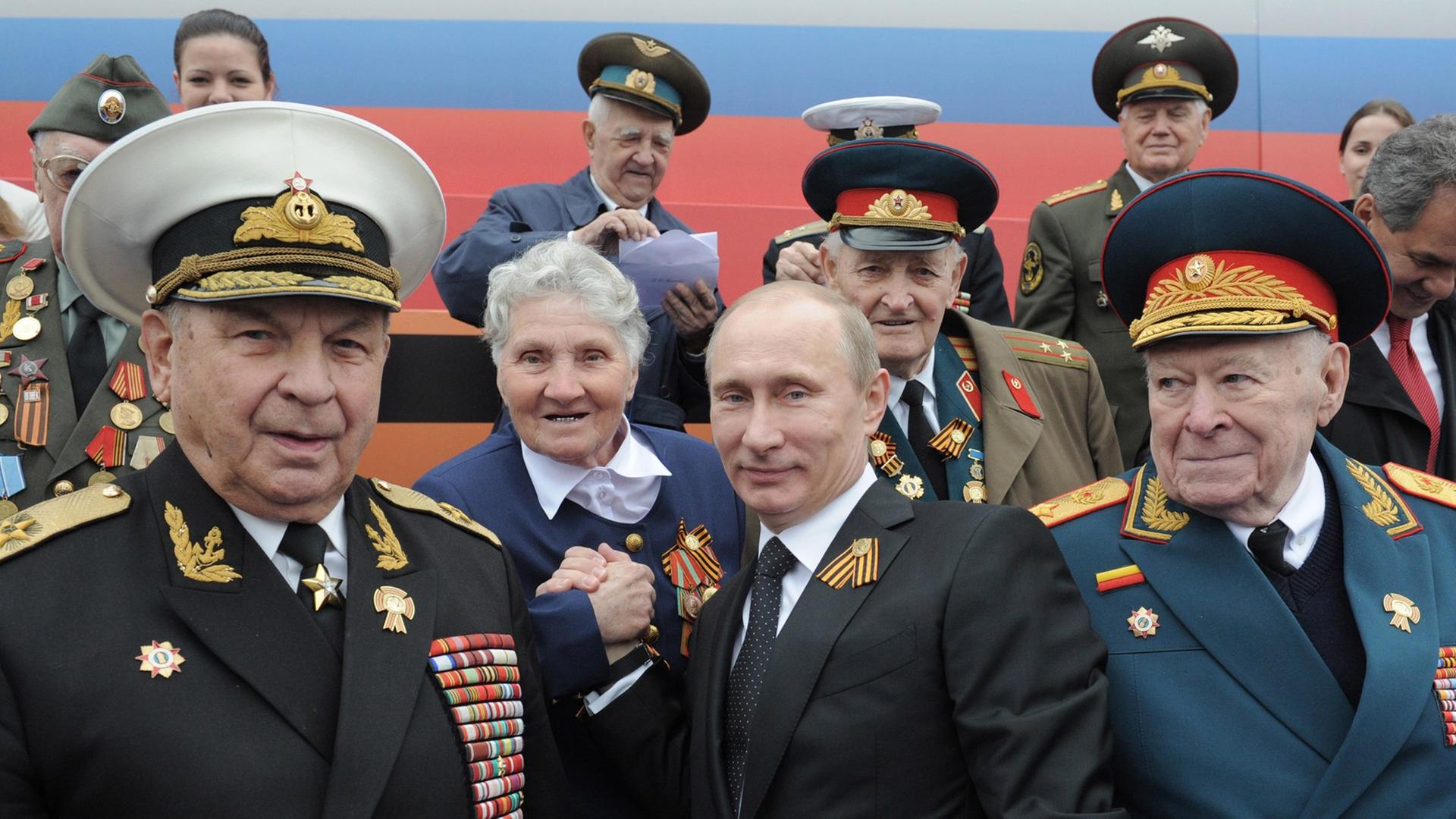 Der russische Präsident Vladimir Putin und Veteranen des Großen Vaterländischen Krieges, am 9. Mai 2012 bei der Siegesparade auf dem Roten Platz in Moskau Der russische Präsident Vladimir Putin und Veteranen des Großen Vaterländischen Krieges, am 9. Mai 2012 bei der Siegesparade auf dem Roten Platz in Moskau