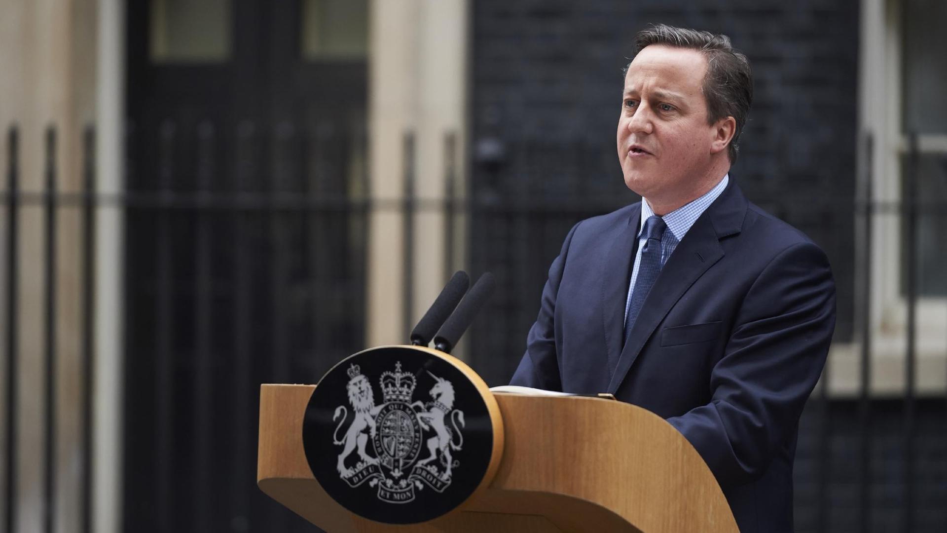 Der britische Premier David Cameron gibt nach einer Sondersitzung des Kabinetts in der Downing Street bekannt, dass das EU-Referendum am 23. Juni stattfinden soll. Der britische Premier David Cameron gibt nach einer Sondersitzung des Kabinetts in der Downing Street bekannt, dass das EU-Referendum am 23. Juni stattfinden soll.
