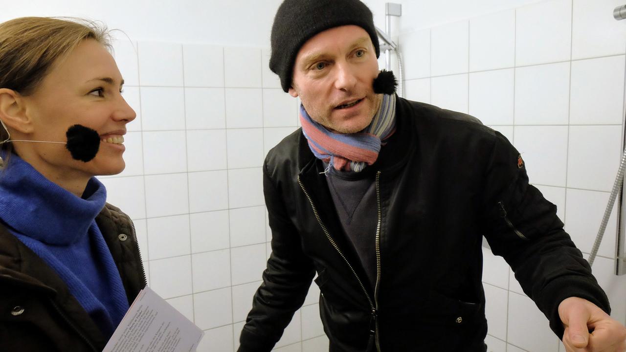 Schauspieler Mark Waschke und Moderatorin Marianne Allweiss schauen in der Schaubühne Berlin hinter die Kulissen. Schauspieler Mark Waschke und Moderatorin Marianne Allweiss schauen in der Schaubühne Berlin hinter die Kulissen.