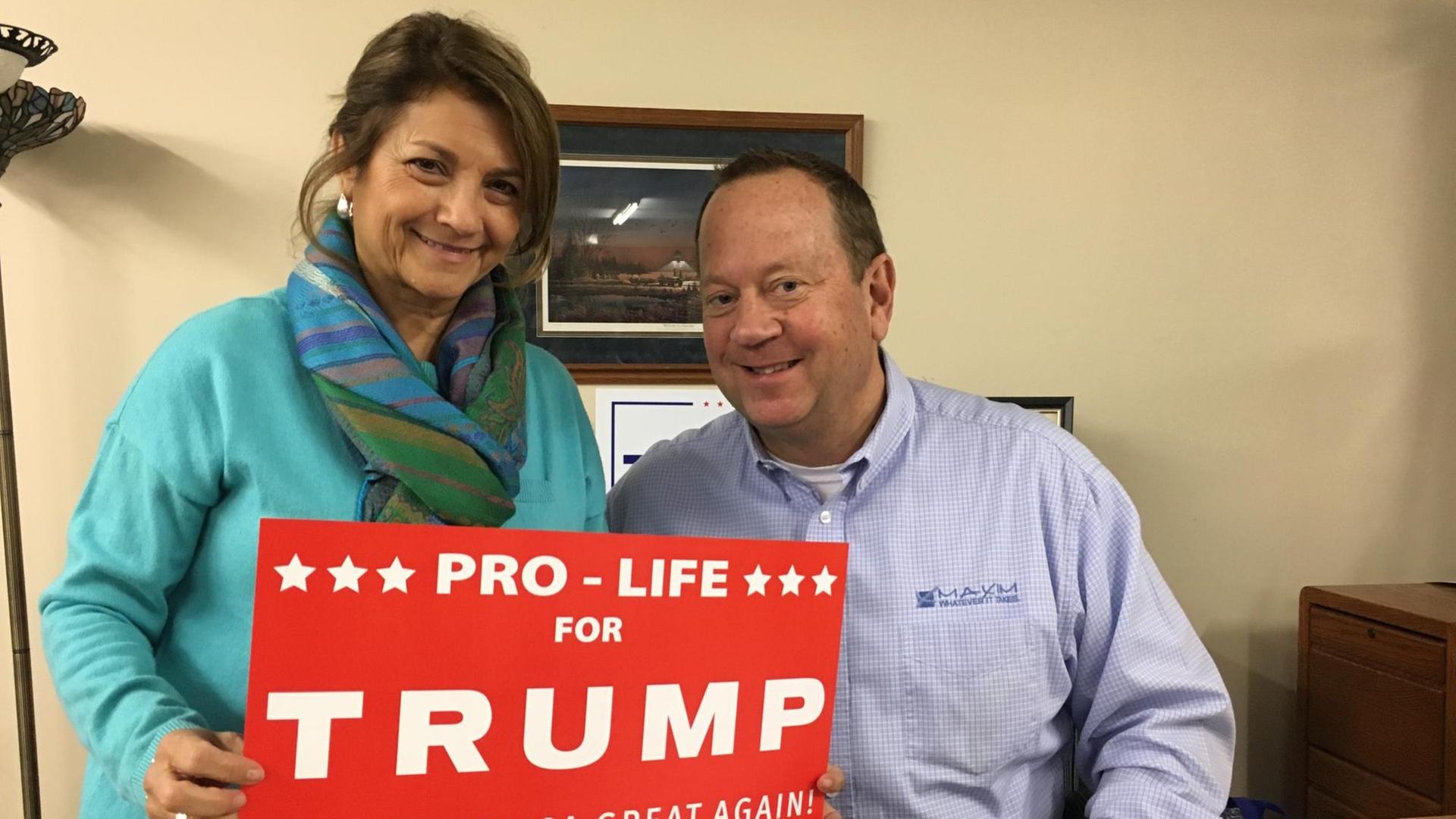 Trump-Wähler Sandra und Dave McNeer in Newton/Iowa halten ein Schild mit der Aufschrift "Pro Life for Trump" in der Hand Trump-Wähler Sandra und Dave McNeer in Newton/Iowa halten ein Schild mit der Aufschrift "Pro Life for Trump" in der Hand