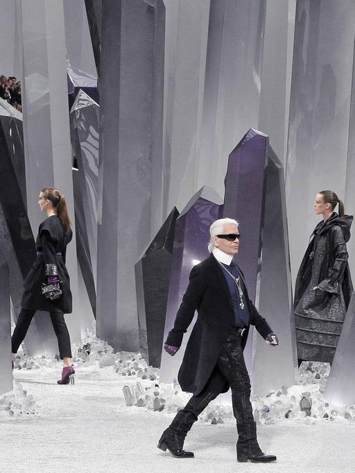 Der Modeschöpfer Karl Lagerfeld auf dem Laufsteg seiner Wintershow 2012 bei der Pariser Fashion Week.