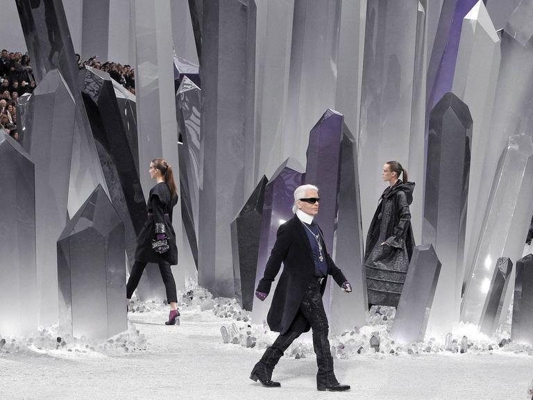 Der Modeschöpfer Karl Lagerfeld auf dem Laufsteg seiner Wintershow 2012 bei der Pariser Fashion Week.