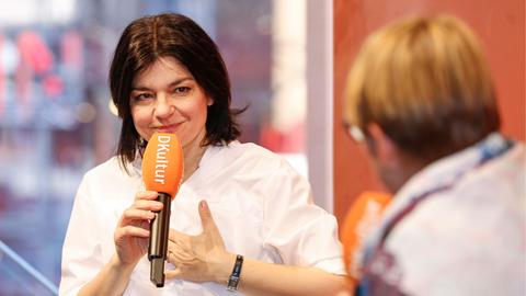 Die Schauspielerin Jasmin Tabatabai im Gespräch mit Deutschlandradio Kultur auf der Berlinale 2017.