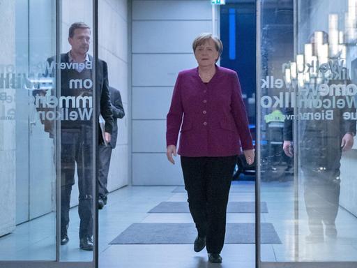 11.02.2018, Berlin: Die CDU-Vorsitzende und Bundeskanzlerin Angela Merkel kommt zur Aufzeichnung der ZDF-Sendung «Berlin direkt» in das ZDF-Hauptstadtstudio. Foto: Paul Zinken/dpa | Verwendung weltweit