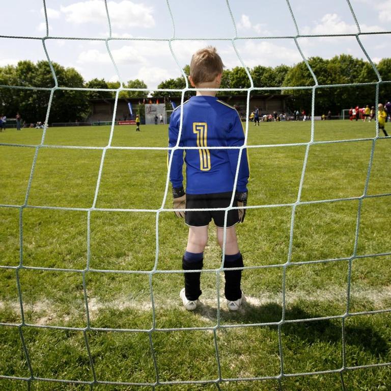 Fussball-Jugendturnier 2010, ein Junge steht im Tor und wartet auf die Mitspieler.