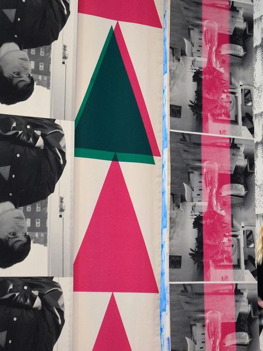 Turner Preis 2014: Ein Installation der nominierten Kanadierin Ciara Phillips in London. Rote und ein schwarzes Dreieck.