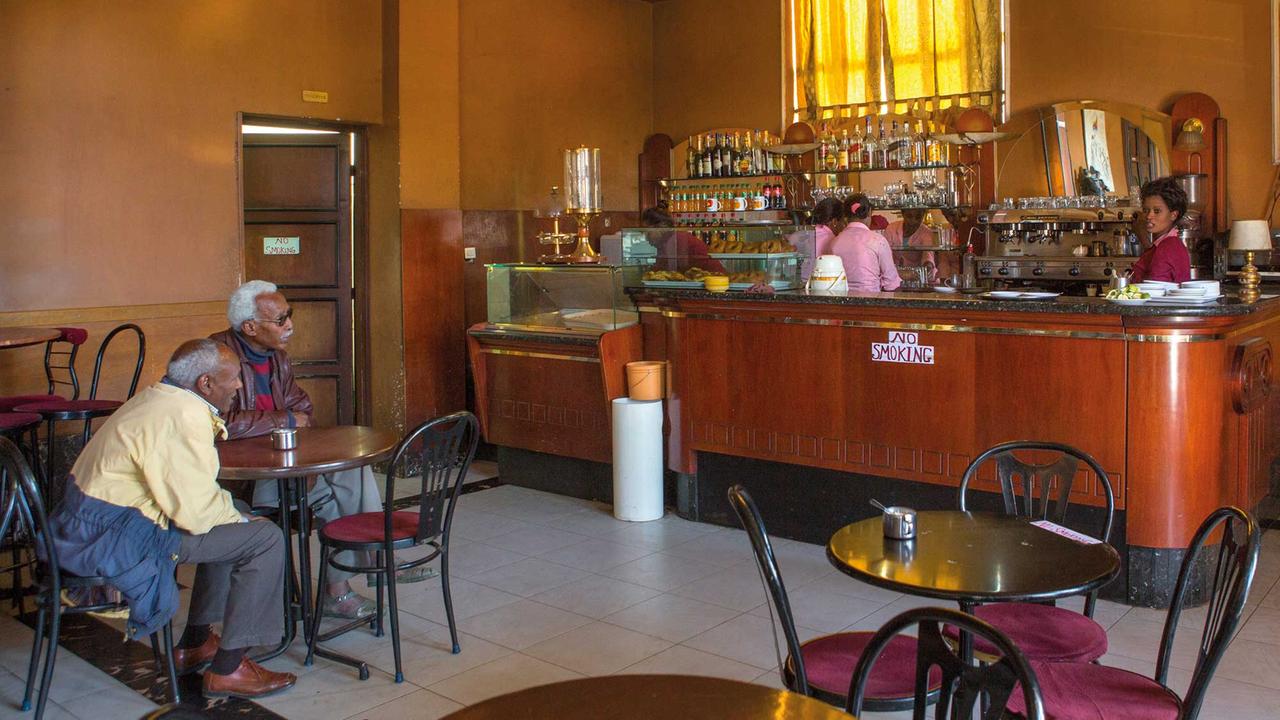 Fotografie "Bar interior" aus dem Buch "Architecture in Asmara - Colonial Origin and Postcolonial Experiences", DOM Verlag Fotografie "Bar interior" aus dem Buch "Architecture in Asmara - Colonial Origin and Postcolonial Experiences", DOM Verlag
