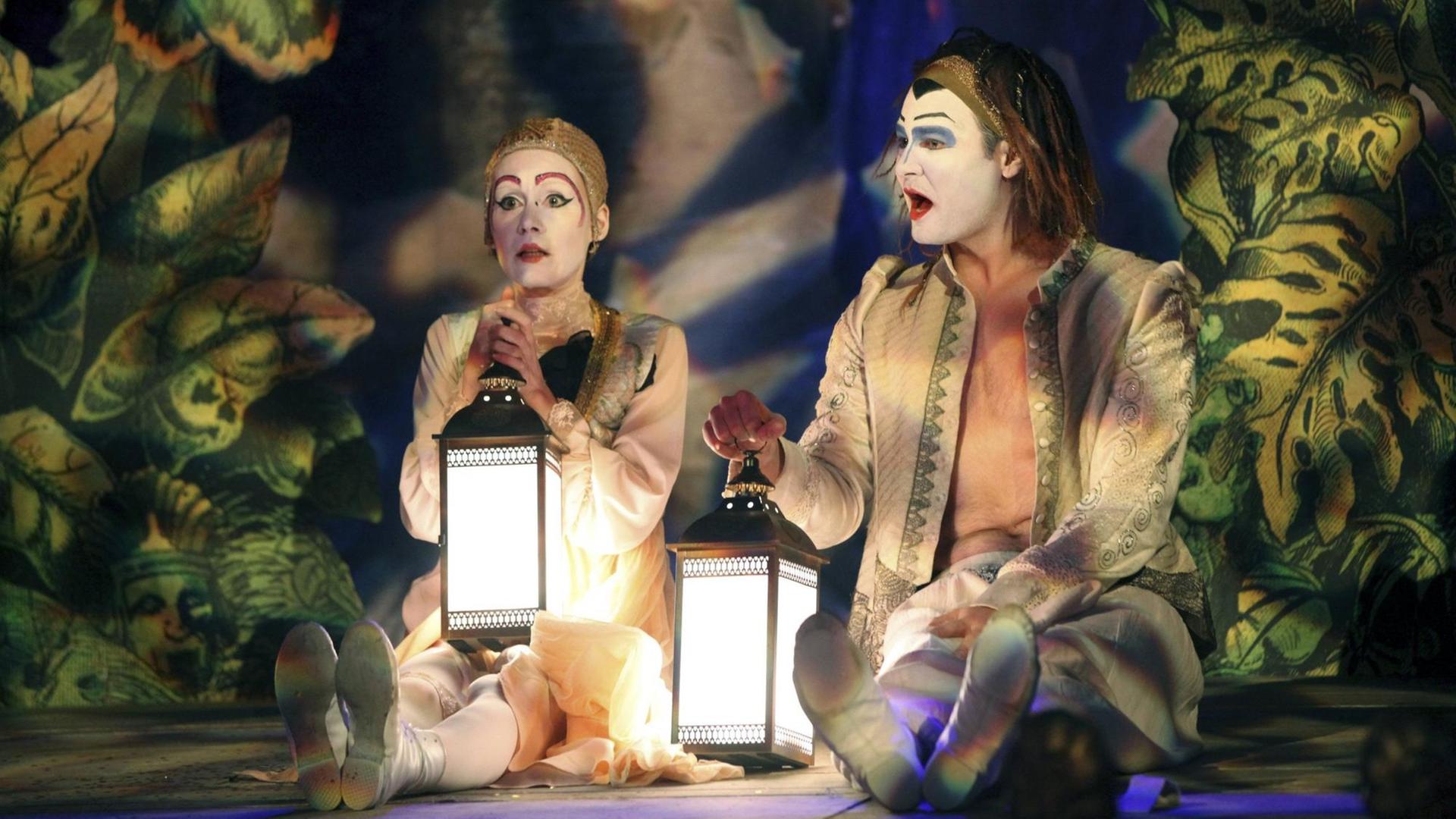 Andrea Broederbauer und Jan Sabo bei der Fotoprobe von William Shakespeares "Ein Sommernachtstraum" am Volkstheater Wien. Andrea Broederbauer und Jan Sabo bei der Fotoprobe von William Shakespeares "Ein Sommernachtstraum" am Volkstheater Wien.