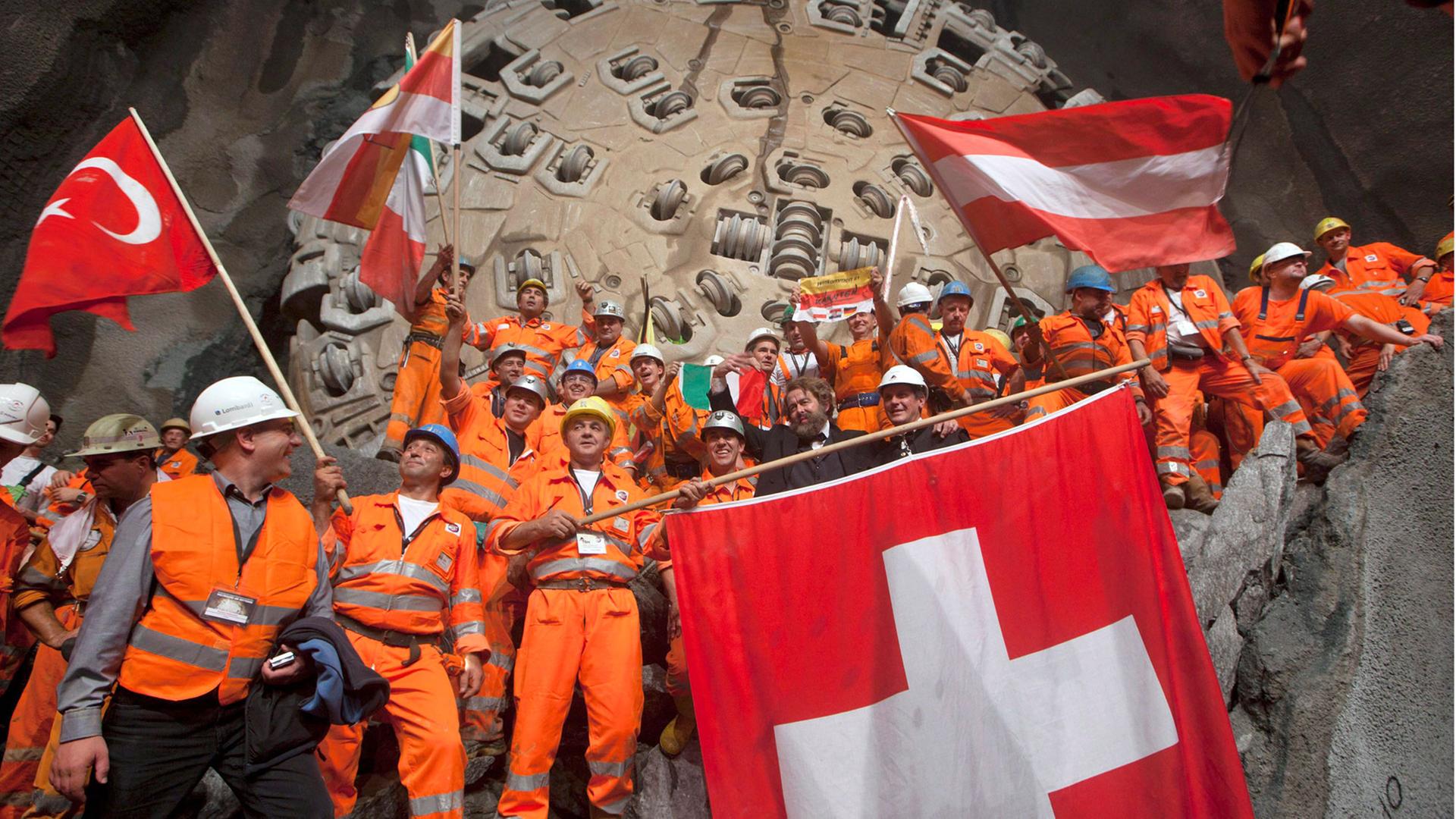 Arbeiter auf der Baustelle des Gotthard-Basistunnels feiern am 15.10.2010 den Durchstich des letzten Abschnitts. Arbeiter auf der Baustelle des Gotthard-Basistunnels feiern am 15.10.2010 den Durchstich des letzten Abschnitts.