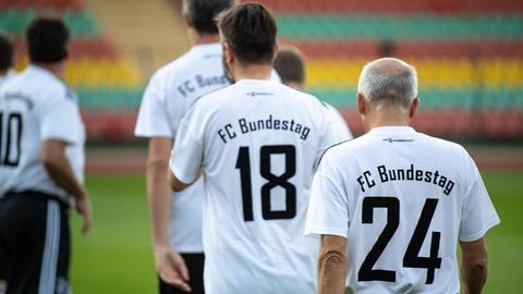 Die Mannschaft des FC Bundestag geht aufs Feld.